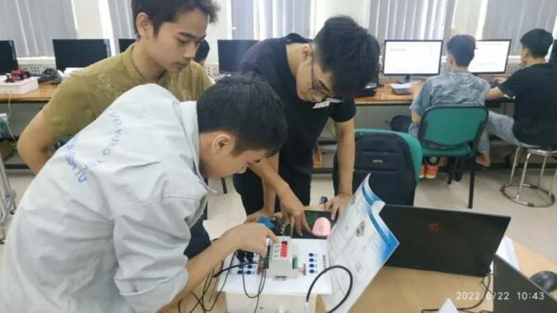TTH Automation tài trợ thiết bị cân điện tử Migun & Pavone cho Trường Đại học Sư phạm Kỹ thuật Hưng Yên 5 Sinh viên thực hành mô hình cân điện tử tại Trường Đại học Sư phạm Kỹ thuật Hưng Yên