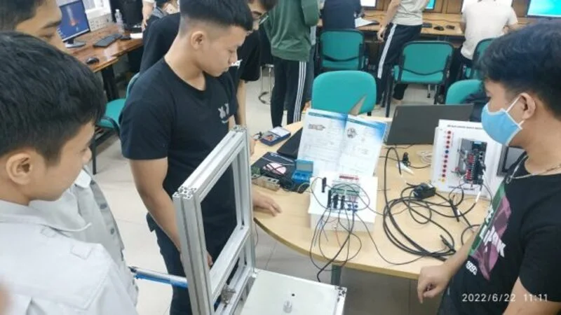 TTH Automation tài trợ thiết bị cân điện tử Migun & Pavone cho Trường Đại học Sư phạm Kỹ thuật Hưng Yên 4 Sinh viên Trường Đại học Sư phạm Kỹ thuật Hưng Yên thực hành thiết bị cân điện tử Migun và Pavone